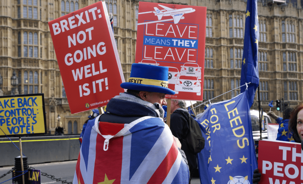 Un grupo de personas se manifiesta contra el Brexit frente al Parlamento londinense / ChiralJon-Wikimedia Commons.