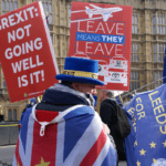 Un grupo de personas se manifiesta contra el Brexit frente al Parlamento londinense / ChiralJon-Wikimedia Commons.