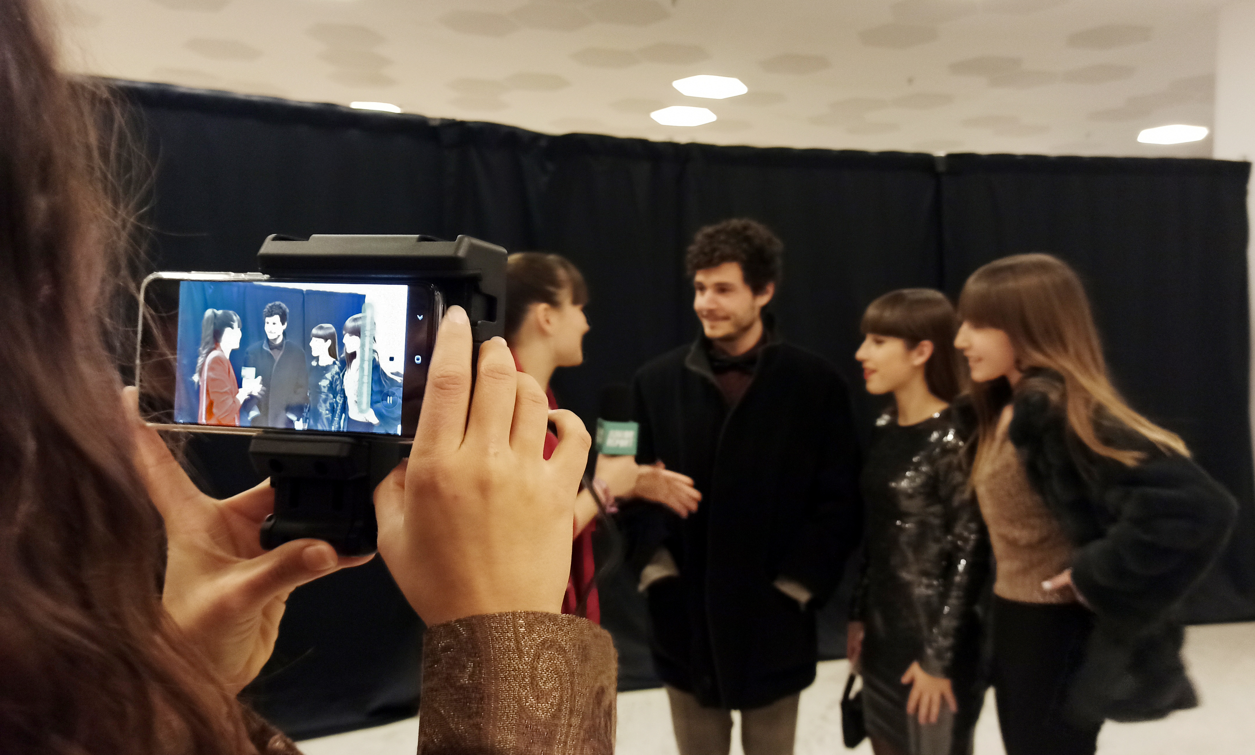 Els redactors del projecte Revista Escolar Digital (RED) durant els premis de cinema Gaudí.