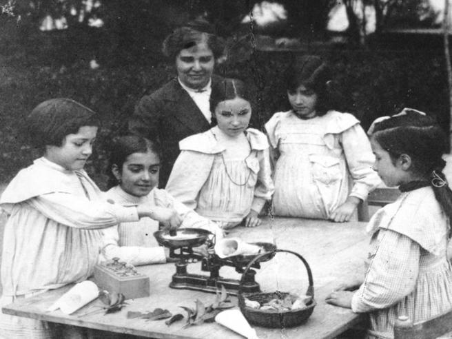 Rosa Sensat a l’Escola del Bosc amb les seves alumnes. Rosasensat.org