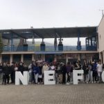 Foto de familia del alumnado del Instituto Valira y de INEFC antes de empezar la actividad en La Seu d'Urgell. (Propia)
