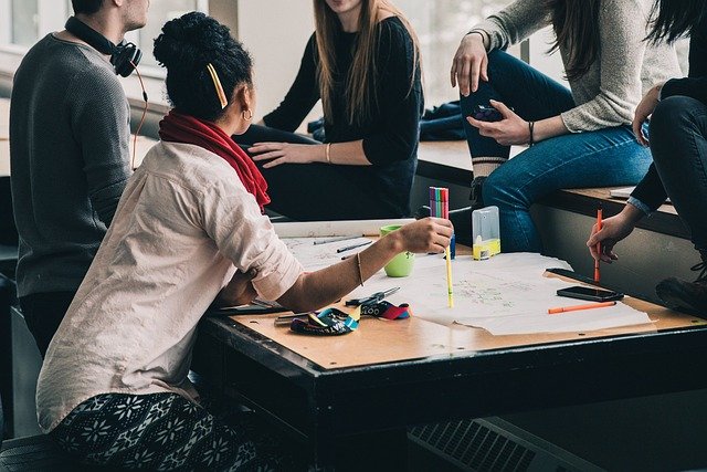 LCI Barcelona y Junior Report ponen en marcha una nueva sección de orientación académica para jóvenes