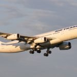 El gobierno francés quiere incentivar el uso de transportes más sostenibles para el planeta. En la imagen, un vuelo de la compañía francesa Air France. (abdallahh / Wikimedia Commons)