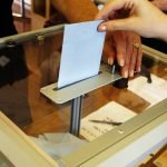 Los partidos de derecha se han impuesto en las elecciones municipales municipales celebradas el 28 de mayo. En la foto, una urna electoral