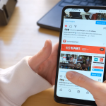 Una alumna de secundaria consulta información de actualidad en el perfil de Instagram del proyecto Revista Escolar Digital (RED).