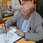 El dibujante Francisco Ibáñez ha muerto a los 87 años. En la foto, firmando uno de sus álbumes (Alberto G. Rovi/WikiCommons)
