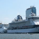 Amsterdam quiere limitar la llegada de cruceros y visitantes al centro de la ciudad. En la foto, un crucero en el puerto de Amsterdam (Jvhertum/WikiCommons)