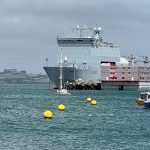 La barcaza Bibby Stockholm a su llegada al puerto de la isla de Portland, al sur de Inglaterra (Tim Green/Flickr)