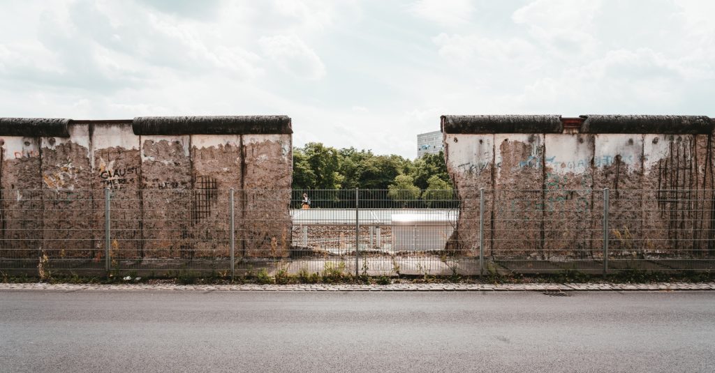 Fragmento del muro de Berlín que dividió las dos Alemanias (Claudio Schwarz/ Unsplash)