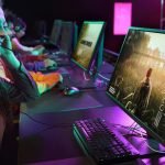 Una joven jugando a videojuegos (Freepik)