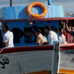 Lampedusa es una de las islas más afectadas por la crisis migratoria en Italia. En la foto, migrantes llegando a la isla en agosto de 2007. (Sara Prestianni / Flickr)