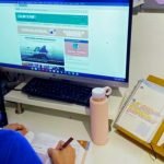 Una estudiante de ESO realiza las actividades de la Notícia del Día (Junior Report)