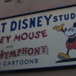 Réplica de uno de los carteles históricos de los estudios de Walt Disney (Loren Javier/Flickr)