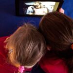 Las películas y series pueden servir para promover la educación mediática entre los niños y jóvenes (Freepik)