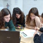 Alumnos de secundaria participando en un taller de periodismo impartido por Junior Report