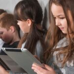 Los niños y adolescentes tienen acceso a mucha desinformación a través de Internet (Freepik)