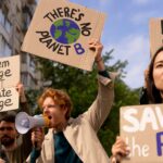 Personas en manifestación contra el cambio climático. A través de las redes sociales se difunden noticias falsas al respecto (Freepik)