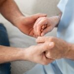 Investigadores suizos han desarrollado un implante que permite a un hombre con Párkinson volver a andar (Freepik)