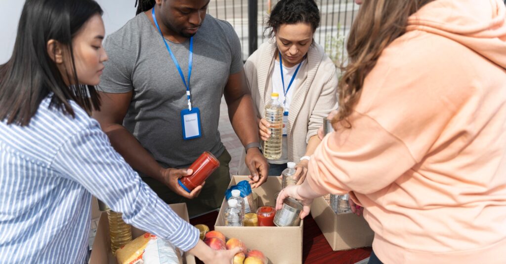 El Giving Tuesday es un día para realizar acciones solidarias como recogidas de alimentos (Freepik)