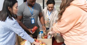 El Giving Tuesday es un día para realizar acciones solidarias como recogidas de alimentos (Freepik)