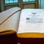 Ejemplar de la Constitución Española de 1978 expuesto en el interior del Palacio del Senado de España (Barcex/Wikicommons)