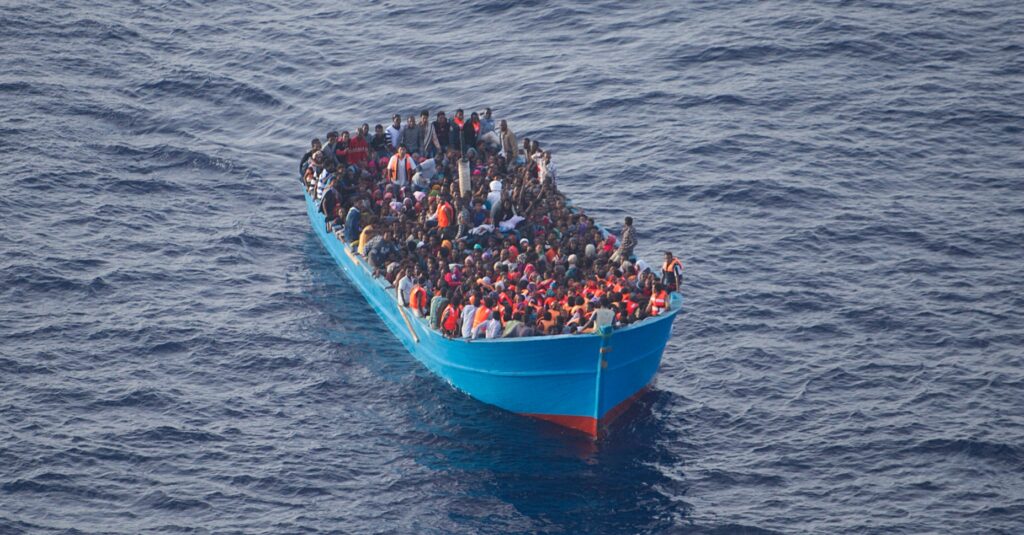 Embarcación de migrantes socorrida mediante lanzamiento de balsas por el avion CN-235 de patrulla marítima (Ministerio de Defensa/Flickr)