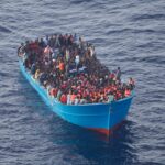 Embarcación de migrantes socorrida mediante lanzamiento de balsas por el avion CN-235 de patrulla marítima (Ministerio de Defensa/Flickr)