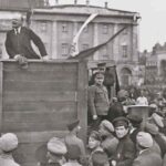 Lenin pronuncia un discurso ante el Ejército Rojo frente al Teatro Bolshoi de Moscú en 1920 (Grigori Petrovich Goldstein / Dominio público)