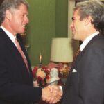 Epstein saluda al presidente Bill Clinton en la Casa Blanca, en septiembre de 1993 (White House/Wikicommons)