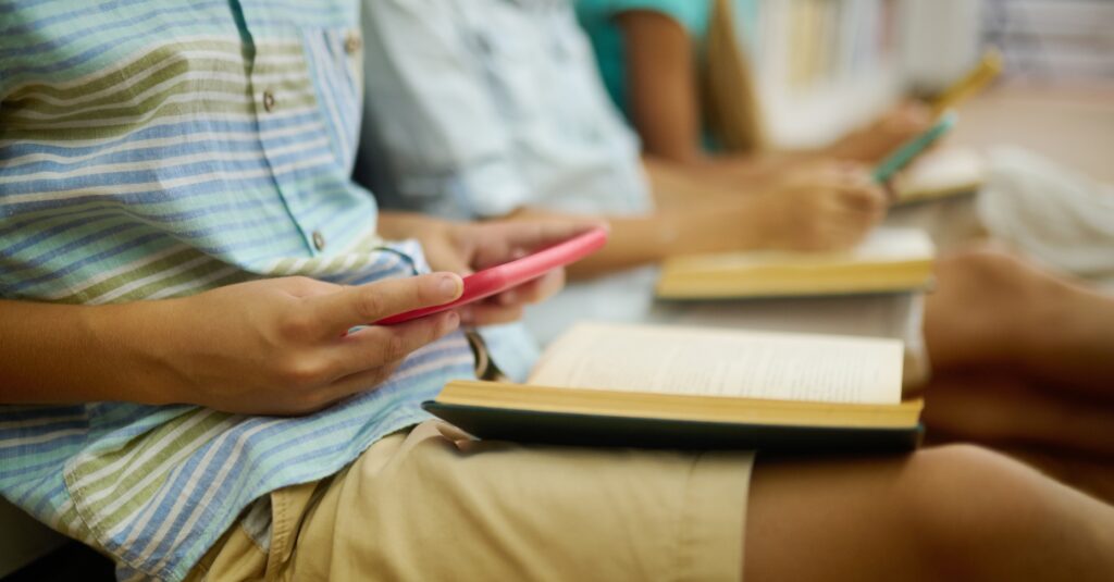 El móvil quedará prohibido en todas las escuelas de infantil y primaria de Cataluña (zinkevych /freepik)