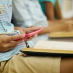 El móvil quedará prohibido en todas las escuelas de infantil y primaria de Cataluña (zinkevych /freepik)