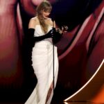 Taylor Swift en el momento de recoger uno de los grammys que ha ganado (Getty Images for The Recording Academy)