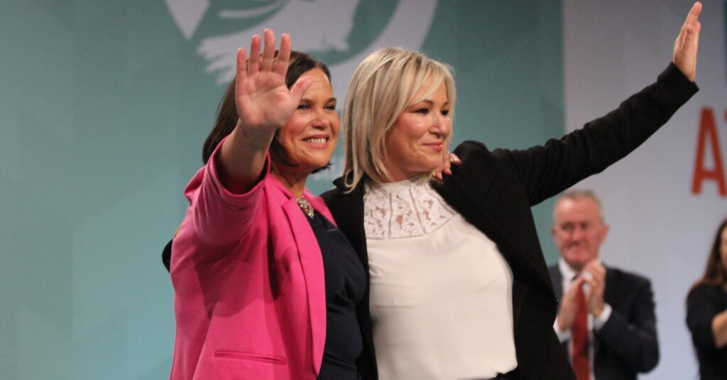 Mary Lou McDonald, presidenta del Sinn Féin, junto a la republicana Michelle O’Neill, ministra principal y jefa del ejecutivo de Irlanda del Norte (Sinn Féin/Flickr)