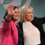 Mary Lou McDonald, presidenta del Sinn Féin, junto a la republicana Michelle O’Neill, ministra principal y jefa del ejecutivo de Irlanda del Norte (Sinn Féin/Flickr) 