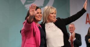 Mary Lou McDonald, presidenta del Sinn Féin, junto a la republicana Michelle O’Neill, ministra principal y jefa del ejecutivo de Irlanda del Norte (Sinn Féin/Flickr)