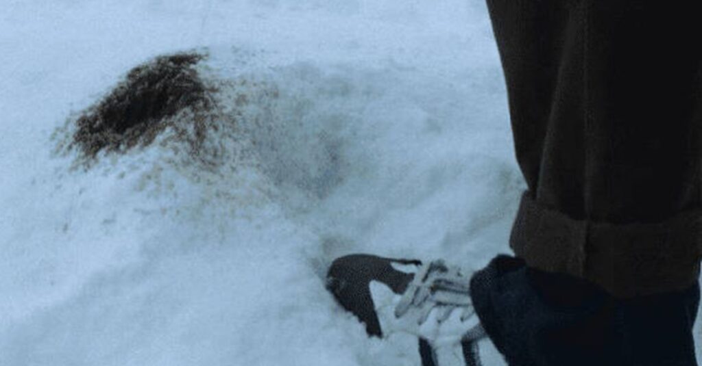 Fotograma de la película donde se ve la orina negra