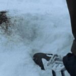 Fotograma de la película donde se ve la orina negra