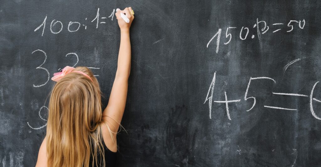 La brecha de género se manifiesta desde las etapas más tempranas de la educación (Freepik)