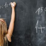 La brecha de género se manifiesta desde las etapas más tempranas de la educación (Freepik)