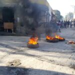 La situación de violencia en Haití se vive desde hace años. En la foto, quema de neumàticos en 2019 (Voice of Haití/ Wikipedia)