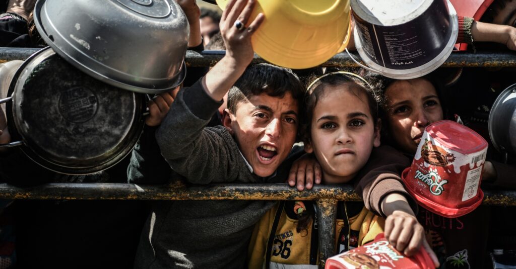 Dos niños frente a uno de los centros de distribución de alimentos en Rafah, al sur de la Franja de Gaza (UNICEF_UNI539224_ZAGOUT)