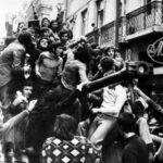 Civiles celebran el golpe sobre un carro de combate en las calles de Lisboa (Wikicommons)