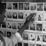 Un padre en Ruanda busca a su hijo perdido mediante el servicio internacional de investigación familiar de Cruz Roja. (CICR/Benno Neeleman)