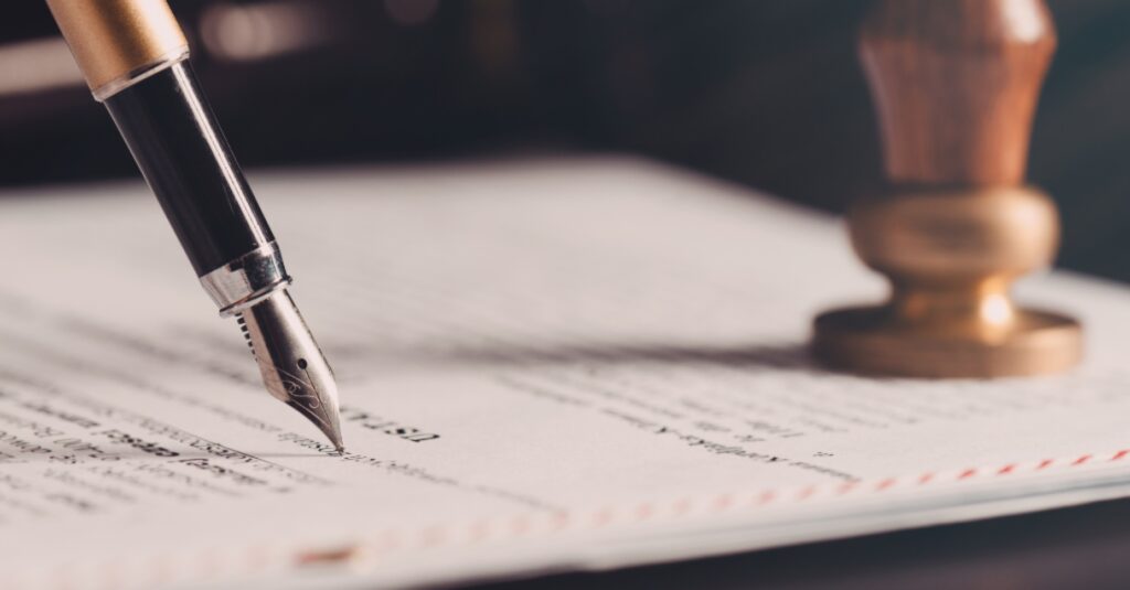 La denuncia contra Begoña Sánchez se basa en fake news (Canva)