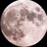Por primera vez se han recogido muestras de la cara oculta de la luna (Freepik)