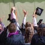 Muchos estudiantes se plantean ahora cómo seguir en su itinerario académico y cómo acceder a la universidad (Pexels)