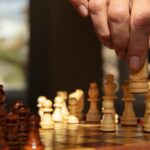 El ajedrez, un juego de estrategia que enfrenta a dos jugadores (Freepik)