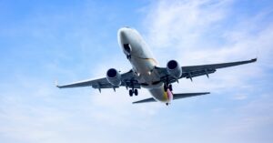 Cuando se quema el combustible de los aviones, se liberan partículas ultrafinas que pueden ser peligrosas (OnlyYouQJ Freepik)