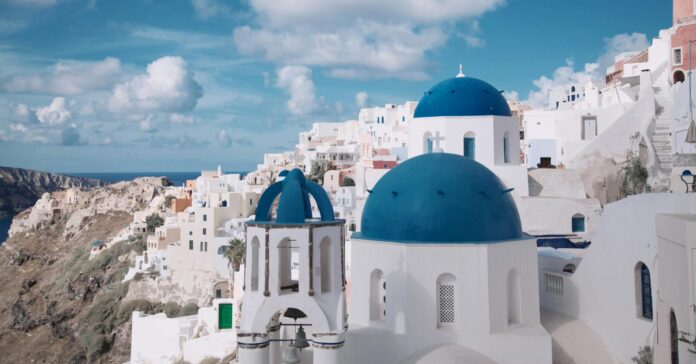 Grecia quiere frenar la masificación turística en lugares como Santorini (Pexels /Jimmy Teoh)