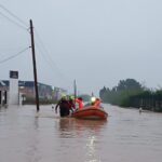 Los bomberos rescatan a unos vecinos del municipio de Alzina (Consorcio Provincial de Bomberos de Valencia)